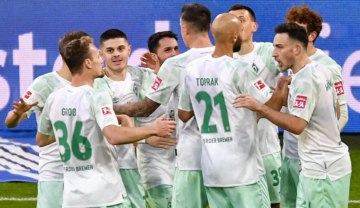 Para pemain Werder Bremen merayakan gol yang dicetak Maximilian Eggestein ke gawang Bayern Munich dalam laga lanjutan Liga Jerman pekan ke-8 di Allianz Arena, Sabtu (21/11/2020). Bremen mampu menahan imbang Bayern 1-1 (AFP/Lukas Barth/Pool)