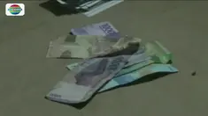 Sejumlah orang kocar-kacir saat petugas menggerebek lapak judi di dalam Pasar Induk Kramat Jati, Jakarta Timur.