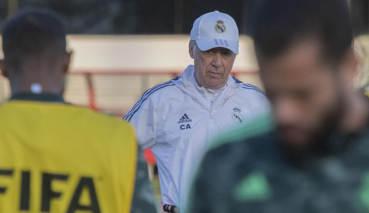 Pelatih Real Madrid asal Italia Carlo Ancelotti memimpin sesi latihan jelang kontra Al-Ahly pada babak semifinal Piala Dunia Antarklub, di Rabat, Maroko, Selasa (7/2/2023). Madrid sebelumnya sudah pernah tampil enam kali di kompetisi ini, yakni pada edisi 2000, 2014, 2016, 2017, dan 2018. (Photo by AFP)