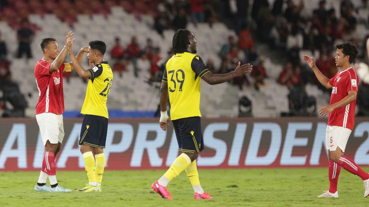 FOTO: Hujan Gol di SUGBK: Oxford United Libas Indonesia All Star 3-6 di  Laga Perdana Piala Presiden 2025