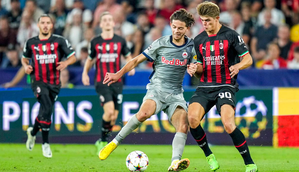 Pemain RB Salzburg Dijon Kameri (kiri) berebut bola dengan pemain AC Milan Charles De Ketelaere pada pertandingan sepak bola Grup E Liga Champions di Stadion Salzburg, Salzburg, Austria, 6 September 2022. Pertandingan berakhir imbang 1-1. (AP Photo/Florian Schrotter)