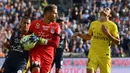 Striker Paris Saint-Germain, Edinson Cavani, tampak kecewa usai gagal menjebol gawang Montpellier pada laga Liga 1 Prancis, di Stadion de la Mosson, Sabtu (23/9/2017). Kedua tim bermain imbang 0-0. (AFP/Pascal Guyot)