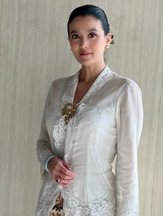 Marcella Zalianty tampil dengan atasna kebaya encim putih dihiasi lace dipadukab bros dan bawahan kain batik. [@marcella.zalianty]