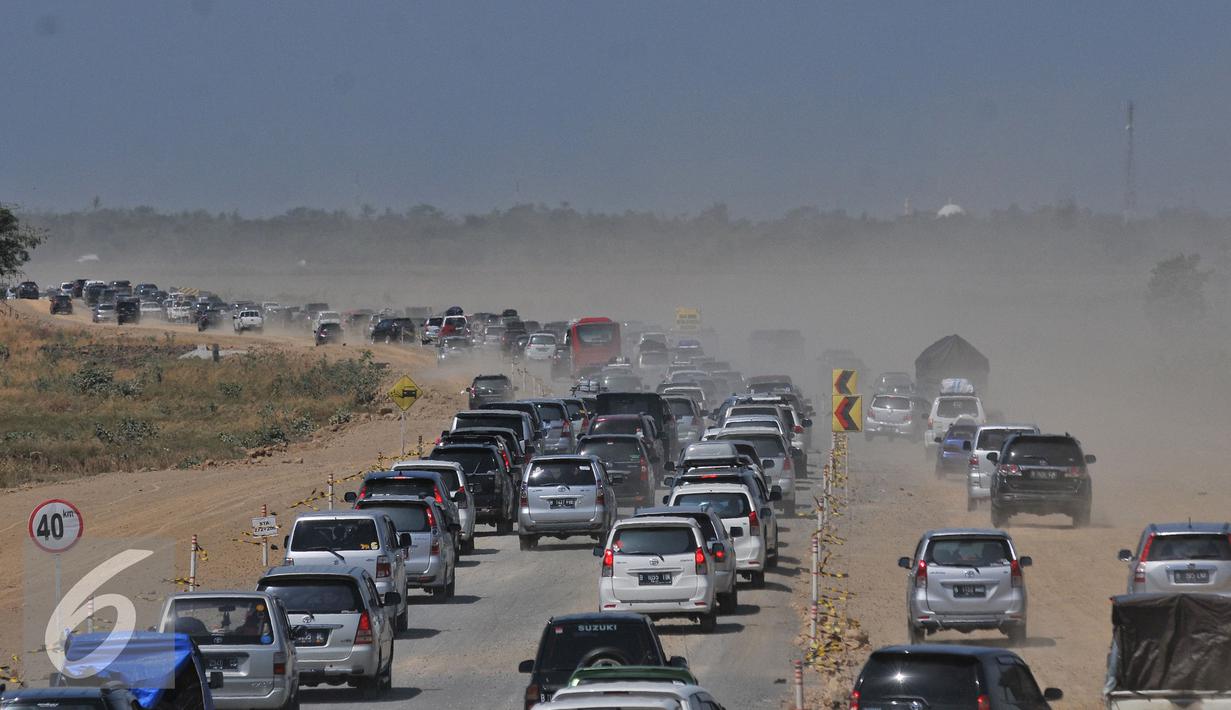 Kendaraan pemudik saat melintasi jalan tol Pejagan-Pemalang, Banjar Anyar, Brebes, Jawa Tengah, Kamis (16/7/15). Pada H-1 Lebaran atau puncak arus mudik jalur tol Pejagan-Pemalang semakin dipadati kendaraan. (Liputan6.com/Herman Zakharia)