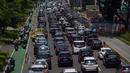Kepadatan arus lalu lintas di Jalan Sudirman-Thamrin pada jam makan siang, Jakarta, Kamis (15/12/2022). Pemerintah berencana untuk mengucurkan insentif kendaraan listrik di Indonesia, insentif mobil listrik sebesar Rp 80 juta dan motor listrik Rp 8 juta. (merdeka.com/Imam Buhori)