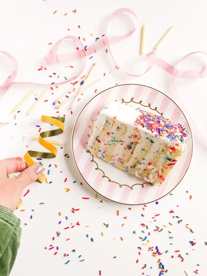 Contoh ilustrasi hiasan kue ulang tahun dengan sprinkles di atasnya