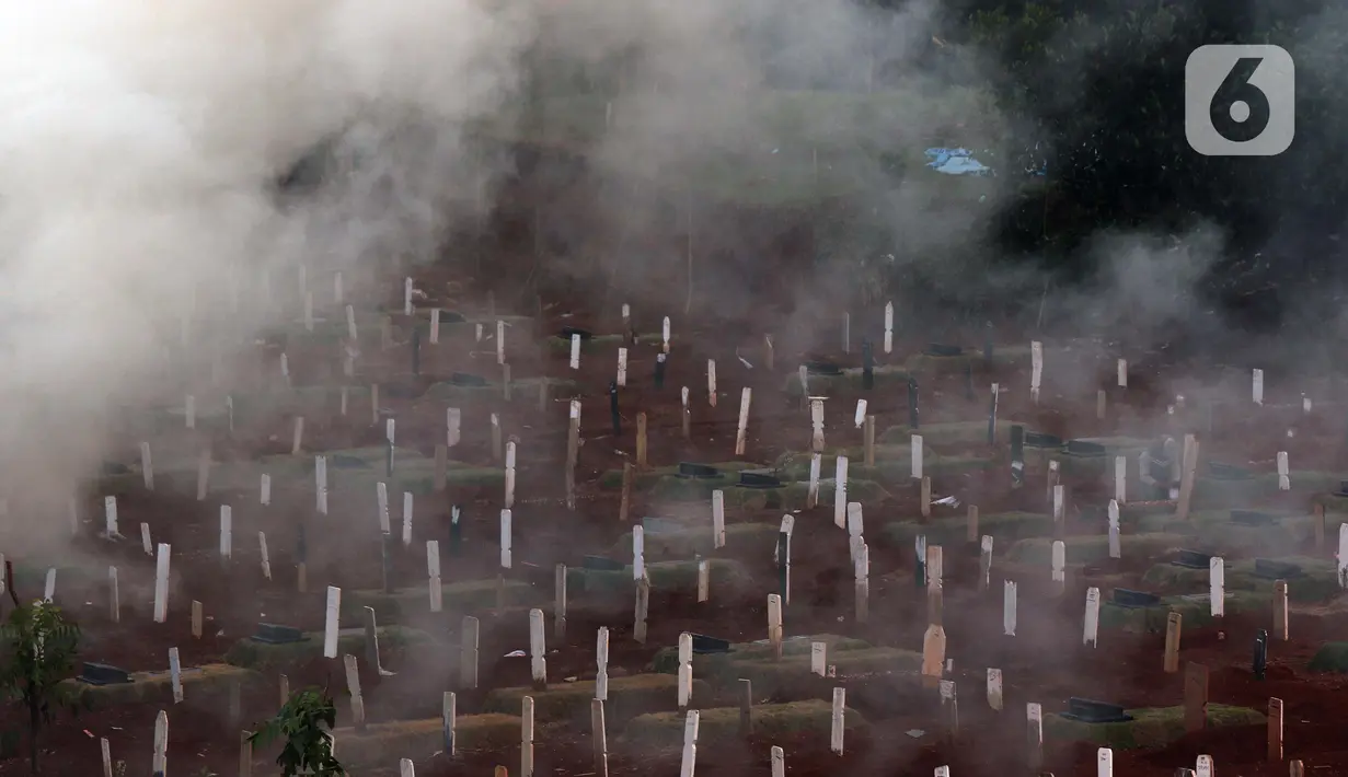 Suasana area pemakaman khusus protokol COVID-19 di TPU Pondok Ranggon, Jakarta, Kamis (24/9/2020). Pada Kamis (24/9), ada 128 pasien tutup usia setelah sebelumnya dinyatakan positif virus corona, sehingga jumlah pasien meninggal dunia saat ini menjadi 10.105 orang. (Liputan6.com/Helmi Fithriansyah)