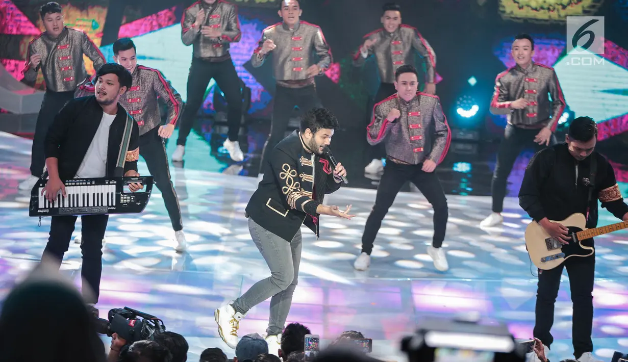 Pedangdut Ridho Rhoma berinteraksi dengan penonton saat tampil dalam acara Indonesian Dangdut Awards 2018 di Studio 5 Indosiar, Jakarta, Jumat (12/10). Ridho membawakan lagu Let's Have Fun Together. (Liputan6.com/Faizal Fanani)