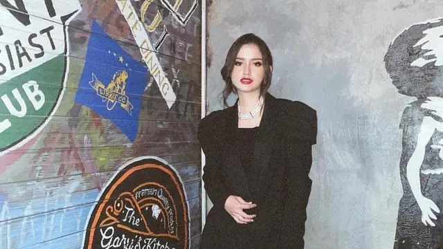 Inspirasi Gaya Sarah Menzel Kekasih Azriel