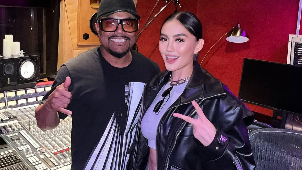 Potret Agnez Mo Berpose Bareng Selebriti Dunia, Netizen Tak Sabar Menunggu Album Barunya