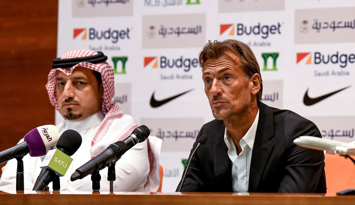 Pelatih asal Prancis, Herve Renard (kanan) dan ketua Federasi Sepakbola Saudi Yasser Almisehal (kiri) saat konferensi pers di Jeddah (5/8/2019). Sebelumnya Timnas Arab Saudi ditangani oleh Juan Antonio Pizzi. (AFP Photo/Amer Hilabi)