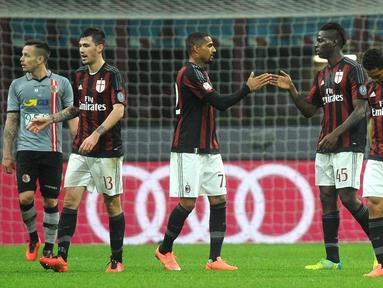 Striker AC Milan, Mario Balotelli, merayakan gol yang dicetaknya ke gawang Alessandria dalam semifinal Coppa Italia di Stadion San Siro, Milan, Rabu (2/3/2016) dini hari WIB. (EPA/Daniele Mascolo)