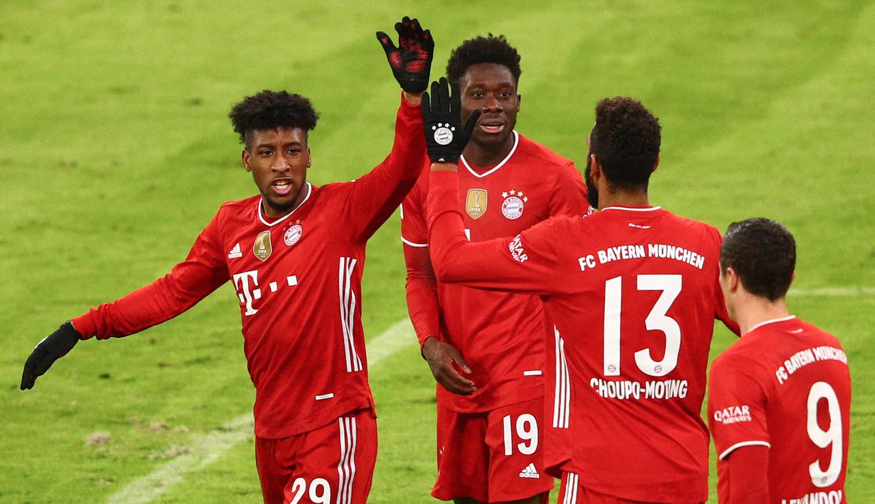 Gelandang Bayern Munich, Alphonso Davies (kedua dari kiri) merayakan gol ketiga timnya ke gawang Arminia Bielefeld dalam laga lanjutan Liga Jerman 2020/21 pekan ke-21 di Allianz Arena, Munich, Senin (15/2/2021). Bayern Munich bermain imbang 3-3 dengan Arminia Bielefeld. (AFP/Adam Pretty/Pool)