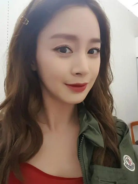 Tak khayal jika sosok Kim Tae Hee mendapatkan julukan aktris Korea tercantik. Meski kerap tak menggunakan makeup, Kim Tae Hee berhasil pikat perhatian masyarakat dengan Inner Beauty yang dimilikinya. (viainstagram@taehee35/Bintang.com)