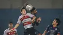 Di kubu Arema, ketika dapat bola, mereka terkesan buru-buru melakukan serangan. Fortes sering kehilangan bola karena saat menyerang mereka harus berhadapan dengan kuartet lini pertahanan Madura United. (Bola.com/Bagaskara Lazuardi)