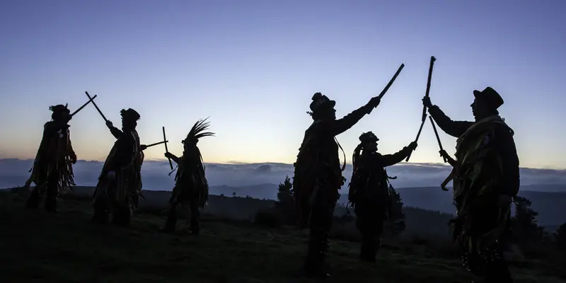 Rayakan Musim Panas, Powderkeg Morris Dancers Menari di Festival Celtic Kuno