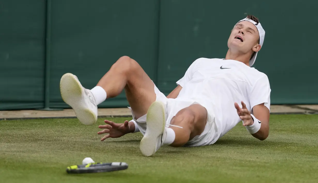 Petenis Denmark, Holger Rune merayakan kemenangan setelah mengalahkan petenis Spanyol, Alejandro Davidovich Fokina pada laga hari keenam turnamen Wimbledon 2023 yang berlangsung di The All England Tennis Club, London, 8 Juli 2023. (AP Photo/Kirsty Wigglesworth)