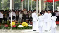 Wakapolri Komjen Pol Syafruddin memberikan hormat saat pengibaran bendera dalam Upacara Hari Santri Nasional di silang Monas, Jakarta, Sabtu (22/10). Upacara mengangkat tema Merajut Kebhinekaan dan Kedaulatan Indonesia. (Liputan6.com/Fery Pradolo)