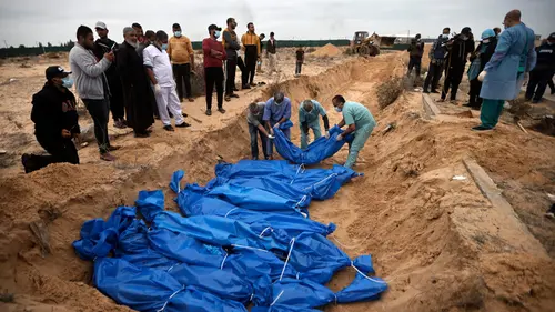 014806500_1700801145-20231124-Pemakaman-Massal-Palestina-AP-4