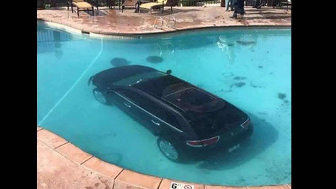 Mobil Parkir di Kolam Renang