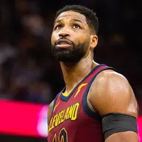 Instagram Tristan Thompson dipenuhi ratusan ribu celaan usai ia tertangkap basah selingkuhi Khloe Kardashian. (Getty Images/Cosmopolitan)