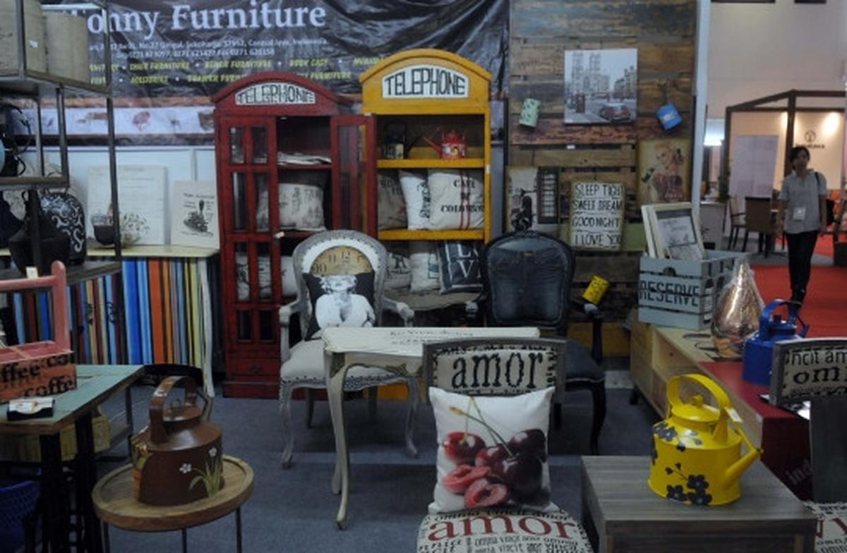 Melihat produk-produk dalam negeri di Trade Expo Indonesia 2015