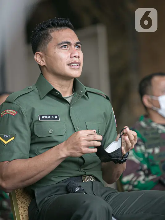 Serda Aprilia Manganang menjalani sidang perubahan status jenis kelamin dan pergantian nama di Pengadilan Negeri Tondano secara virtual di Mabes TNI AD, Jakarta, Jumat (19/3/2021). Aprilia Manganang mengubah nama menjadi Aprilio Perkasa Manganang. (Liputan6.com/Faizal Fanani)