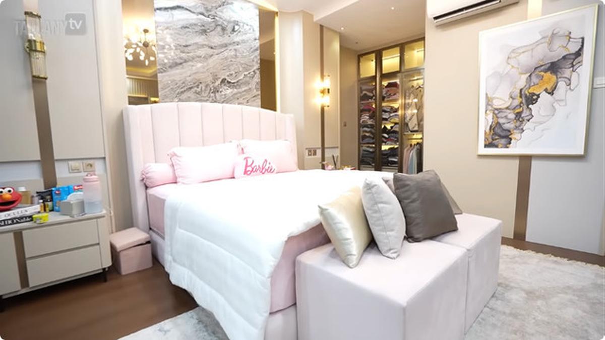 7 Potret Kamar Tidur Brisia Jodie yang Cantik dan Cozy, Desain Interior Minimalis