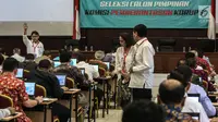 Ketua Pansel Capim KPK Yenti Ganarsih (dua kanan) mengawasi tes uji kompetensi Seleksi Calon Pimpinan KPK di Pusdiklat Kemensesneg, Cilandak, Jakarta, Kamis (18/7/2019). Sebanyak 192 kandidat mengikuti uji kompetensi calon pimpinan KPK. (Liputan6.com/Faizal Fanani)