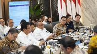 Sejumlah menteri dalam Rapat Koordinasi Komite Nasional, Senin (17/11/2025).Pemerintah akhirnya menyetujui kucuran pendanaan Kredit Usaha Rakyat (KUR) berbasis kekayaan intelektual. Dok
