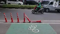 Kondisi stick cone pembatas jalur sepeda di Kawasan Jalan Penjernihan Jakarta, Sabtu (10/12/2022). Keadaan stick cone untuk pembatas jalur sepeda tersebut terlihat sudah rusak dan tidak terpasang dengan benar. (Liputan6.com/Angga Yuniar)