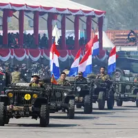 Para pemain membawakan teaterikal Jenderal Sudirman saat geladi resik HUT TNI ke-72 di Cilegon, Banten, Selasa (3/10). Geladi resik tersebut untuk memperingati HUT TNI ke-72 yang dilaksanakan tanggal 5 Oktober. (Liputan6.com/Angga Yuniar)