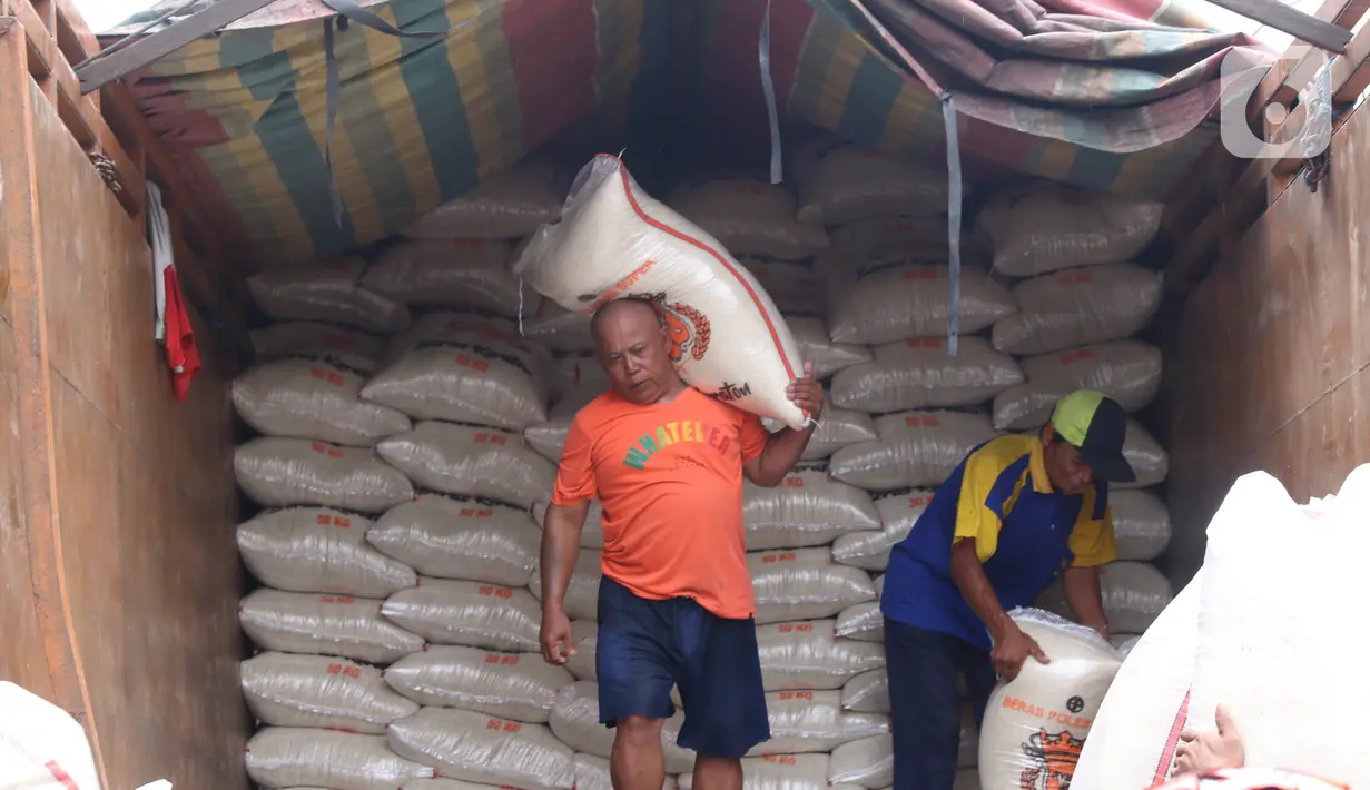 Pekerja tengah menurunkan beras yang akan di jual di Jakarta, Senin (21/12/2020). Kementerian Pertanian (Kementan) menyatakan, hasil proyeksi terakhir menunjukkan pergerakan harga beras cenderung stabil hingga Maret 2021. (Liputan6.com/Angga Yuniar)