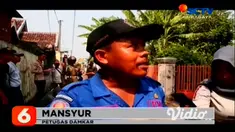 Teror serangan lebah vespa atau tawon ndas masih menghantui warga, Petugas Satpol PP dan Pemadam Kebakaran Kota Mojokerto, Rabu pagi, mengevakuasi sarang tawon vespa dari atas pohon asam yang tumbuh di pekarangan warga.