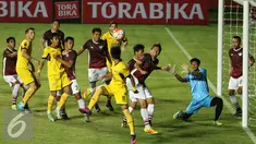 Pemain Persegres GU berusaha menahan serangan Mitra Kukar saat turnamen Piala Presiden 2017 di Stadion Maguwoharjo, Sleman, Sabtu (4/2). Laga ini dimenangkan Mitra Kukar dengan skor 1-0. (Liputan6.com/Helmi Fithriansyah)