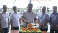 Direktur Utama Pusat Pengelolaan Kawasan Kemayoran (PPK Kemayoran) Medi Kristanto bersama jajaran Direksi PPK memotong tumpeng dalam peringatan HUT PPK Kemayoran ke 37 di Utan Kemayoran, Jakarta (18/6/2022). Kegiatan ini berharap bisa mengoptimalkan Utan Kemayoran sebagai destinasi wisata hijau di Jakarta. (Liputan6.com/HO/PPK Kemayoran)