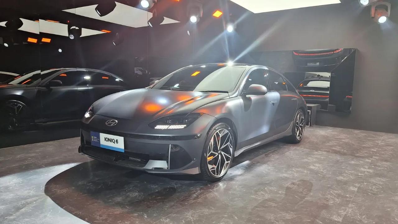 <b>5. Hyundai Ioniq 6</b><br>Meski baru dipasarkan Agustus lalu, penjualan sedan coupe EV ini ternyata cukup baik, yakni 260 unit. Padahal haragnya juga tidak murah, Rp 1,2 miliar.<br>