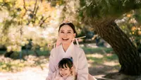 Rossa Bagikan Potret Liburan di Korea Bersama Raina, Kompak Pakai Hanbok Pink