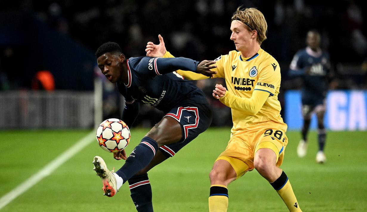 Nuno Mendes (kiri). Bek kiri Portugal berusia 19 tahun yang dipromosikan Sporting Lisbon dari tim U-23 pada awal musim 2019/2020 ini dipinjamkan selama 1 musim ke PSG pada awal musim 2021/2022 dengan biaya 7 juta euro disertai opsi pembelian di akhir masa peminjaman. Tampil apik dalam total 40 laga bersama PSG di semua ajang dengan torehan 3 assist, ia mampu menggeser posisi Juan Bernat dan PSG pun resmi mempermanenkannya mulai musim 2022/3023 dengan nilai transfer sebesar 38 juta euro. (AFP/Anne-Christine Poujoulat)