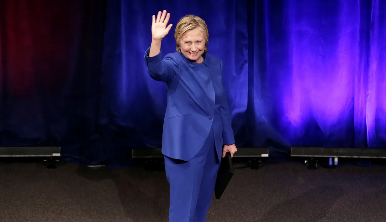 Hillary Clinton melambaikan tangan jelang pidato pertama usai kalah dari Donald Trump dalam pilpres AS, Washington, Rabu (16/11). Hillary mendorong rakyat AS untuk terus berjuang. (REUTERS/Joshua Roberts)