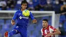 Penyerang Getafe, Jose Juan Macias (kiri) berebut bola dengan bek Atletico Madrid, Jose Gimenez pada laga pekan keenam Liga Spanyol di Stadion Coliseum Alfonso Perez, Rabu (22/9/2021) dini hari WIB. Luis Suarez memborong dua gol saat Atletico Madrid mengalahkan Getafe 2-1. (AP Photo/Manu Fernandez)