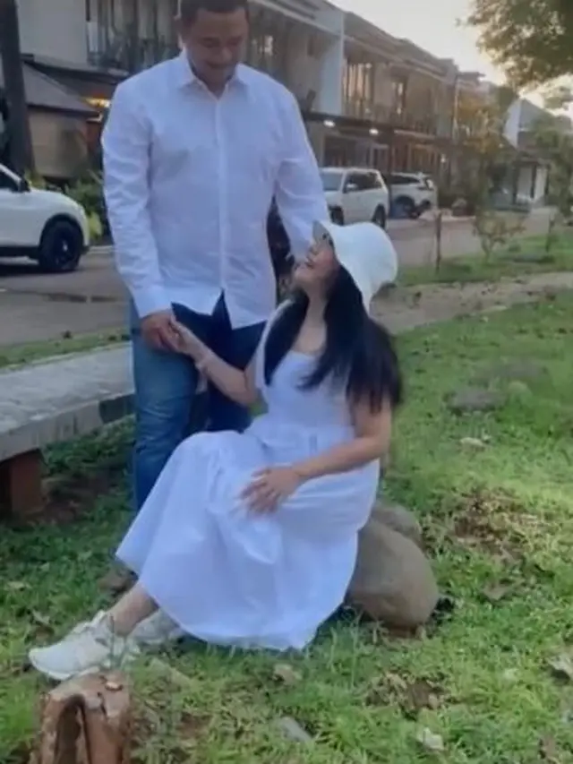 Beda Usia 20 Tahun, Viral Foto Prewedding Wanita 54 Tahun dengan Brondong