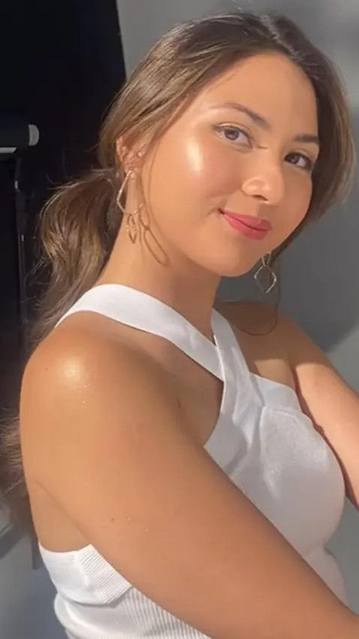 Rambut panjang Jessica Mila diikat dengan gaya low ponytail, memberikan tampilan yang simpel namun elegan.