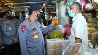 Kapolri Jenderal Listyo Sigit Prabowo turun langsung meninjau pasar tradisional Bantar Gebang, Bekasi, Jawa Barat, guna memastikan stok minyak goreng untuk memehuhi kebutuhan dari masyarakat aman, Rabu (16/3/2022). (Ist)