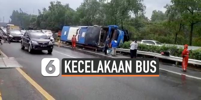 VIDEO: Sopir Ngantuk, Bus Damri Terguling di Tol Sedyatmo