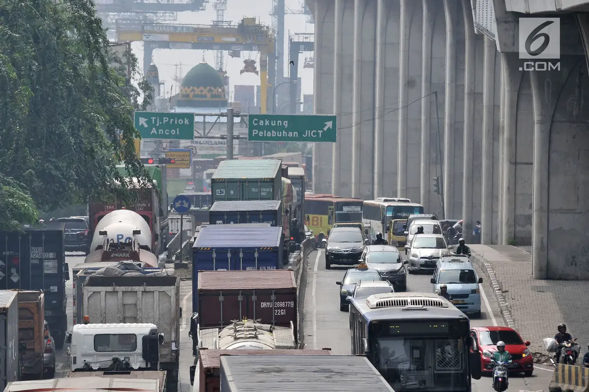 Semrawut Kemacetan Truk Kontainer di Tanjung Priok