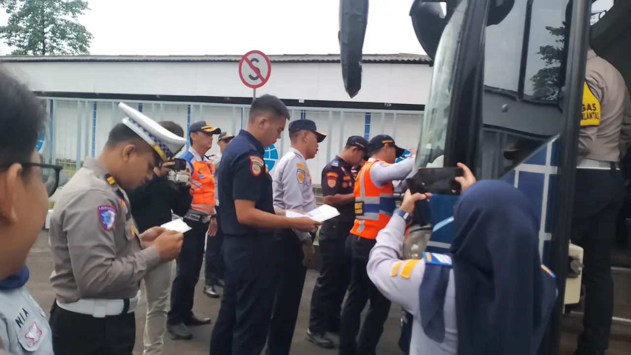 Tim gabungan Satlantas Polres Garut, Jawa Barat bersama Dinas Perhubungan dan Tim Kementerian Perhubungan RI, melakukan pemeriksaan dan uji kelayakan kendaraan (ramp check) menjelang nataru 2024. (Liputan6.com/Jayadi Supriadin)