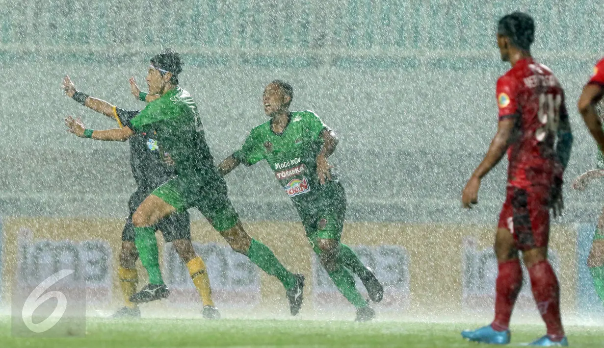 Pemain PS TNI merayakan gol yang dicetak Soonhak Hong (kanan) saat laga melawan Persiba di lanjutan Liga 1 Indonesia di Stadion Pakansari, Kab Bogor, Jumat (5/5). Laga kedua tim berakhir imbang 1-1. (Liputan6.com/Helmi Fithriansyah)