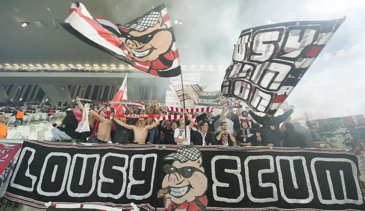Suporter FC Sion mendukung tim kesayangannya saat tandang ke Bordeaux pada laga Liga Europa di Stadion Matmut Atlantique, Prancis, Kamis (22/10/2015). (EPA/Caroline Blumberg)