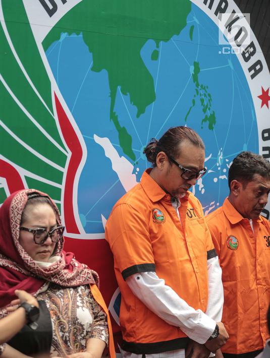Komedian Tri Retno Prayudati alias Nunung (kiri) bersama suami July Jan Sambiran (tengah) dan tersangka lainnya dihadirkan dalam rilis kasus narkoba di Polda Metro Jaya, Jakarta, Senin (22/7/2019). Nunung beserta suami, July Jan Sambiran, ditangkap karena kasus narkoba. (Liputan6.com/Faizal Fanani)
